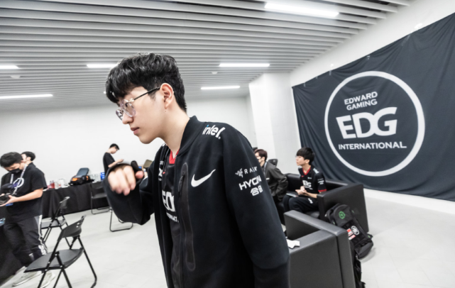 门将更稳妥 门将更稳妥